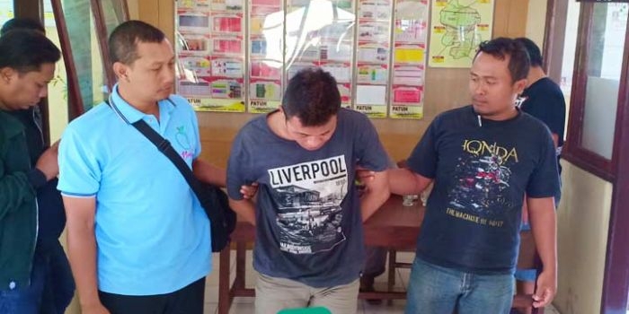 Pelaku diamankan di Mapolsek Sukorejo. foto: AKINA/ BANGSAONLINE