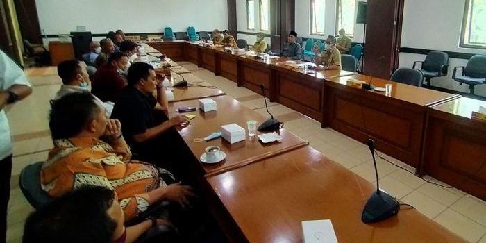 Audiensi Komisi III DPRD Pasuruan dengan OPD dan puluhan aktivis LSM.
