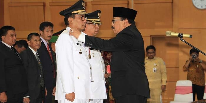 Pemasangan tanda pangkat dan penyematan tanda jabatan oleh Gubrnur Jawa Timur Dr. H Soekarwo di Kementerian Dalam Negeri RI di Jakarta.