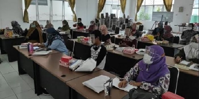 
Suasana pelatihan pemasaran Online untuk meningkatkan produktifitas pelaku usaha di masa pandemi Covid-19. foto: Kominfo Kabupaten Kediri untuk BANGSAONLINE.com