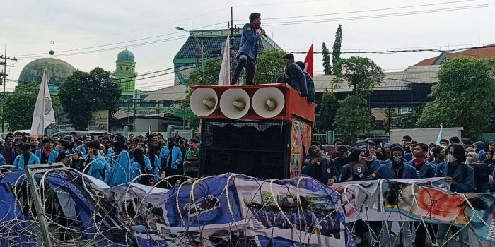 ratusan-mahasiswa-geruduk-dprd-jatim-serukan-lima-tuntutan-ke-pemerintah-pusat