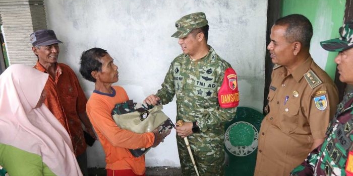 dansatgas-tmmd-ke-127-di-kediri-serahkan-paket-sembako-ke-penerima-rutilahu