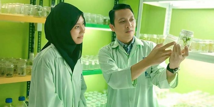 Nurul Jadid (kanan) ketika memberikan pemahaman terkait kultur jaringan tanaman kepada mahasiswanya. (Ist)