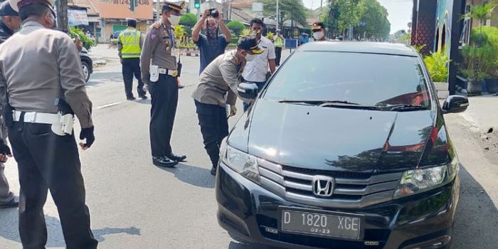 Kapolres Kediri Kota AKBP Miko Indrayana saat melakukan pemeriksaan langsung terhadap mobil pemudik. (foto: ist)