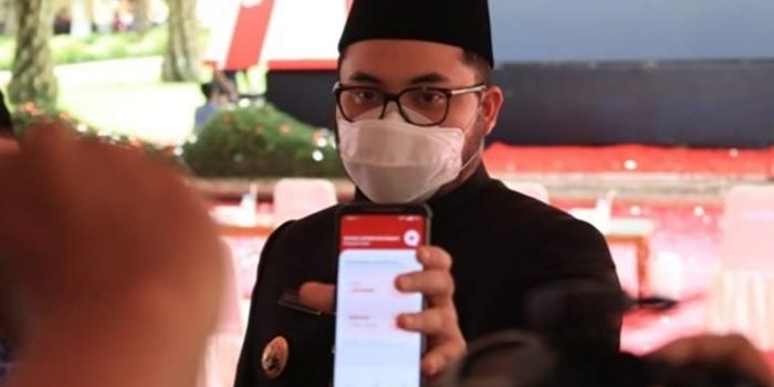 Bupati Kediri Hanindhito Himawan Pramana saat menunjukkan aplikasi Halo Mas Bup. (foto: ist.)