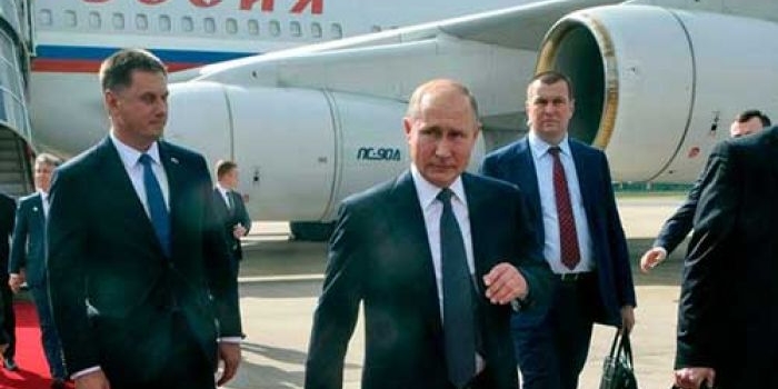 Vladimir Putin dan pesawat kepresiden. foto: mirror.co.uk