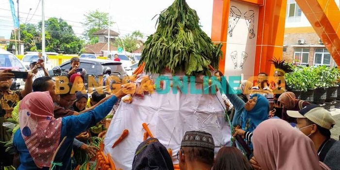 Masyarakat saat berebut sayur di peringatan ulang tahun yang pertama RSUD Campurdarat dr. Karneni Tulungagung. Foto: FERI WAHYUDI/BANGSAONLINE