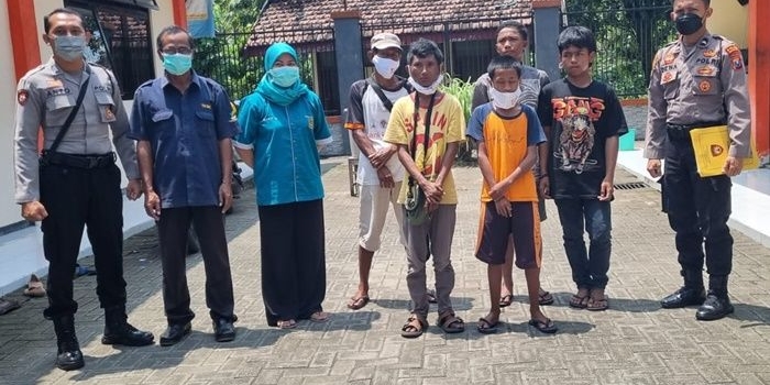Polres Mojokerto Kota menyerahkan lima anjal atau PMKS kepada Dinsos Kota Mojokerto. 
