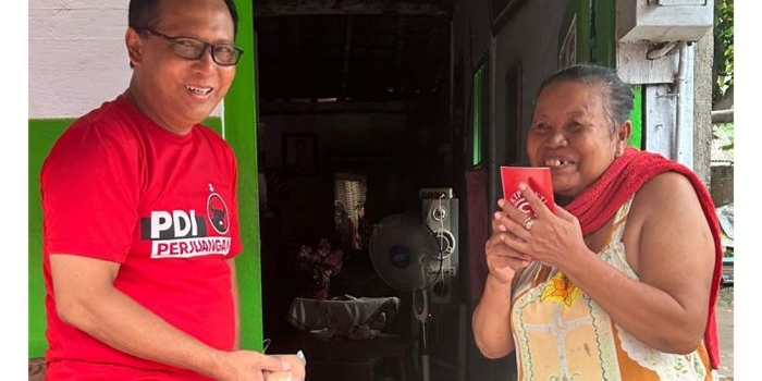 Ketua DPC PDIP Kabupaten Kediri Murdi Hantoro saat menyapa salah satu warga. Foto: Ist. 