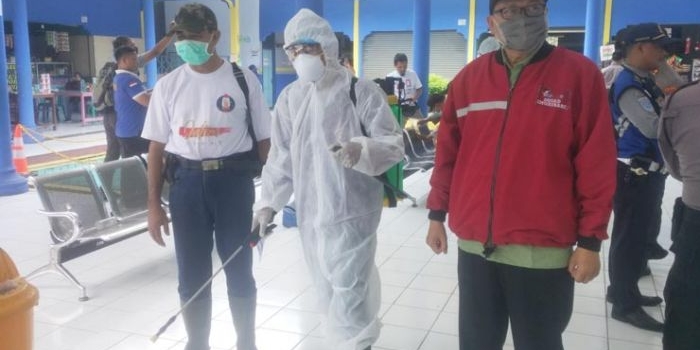Penyemprotan disinfektan untuk mencegah penularan Virus Corona di Terminal Bus Trenggalek. foto: HERMAN S/ BANGSAONLINE