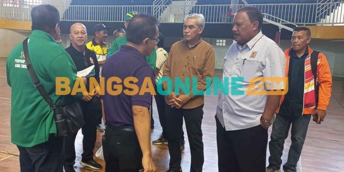 Pengurus saat melakukan peninjauan ke lokasi penyelenggaraan Porprov Jatim 2025 di GOR Gajah Mada, Kota Batu. Foto: ADI WIYONO/BANGSAONLINE