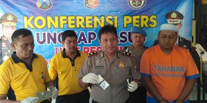 Kapolsek Balongbendo Kompol Sugeng Purwanto menghadirkan tersangka dan menunjukkan barang bukti saat konferensi pers, Sabtu (31/8) kemarin.