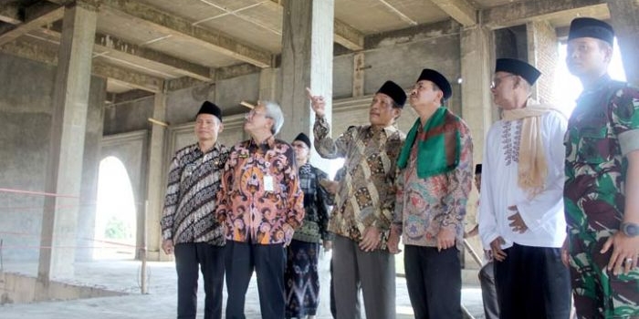 Wabup Pungkasiadi ketika meninjau masjid Darussalam. 