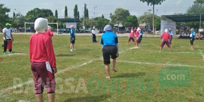 Lomba olahraga tradisional gobak sodor di GOR Rangga Jaya Anoraga. foto: GUNAWAN WIHANDONO/ BANGSAONLINE