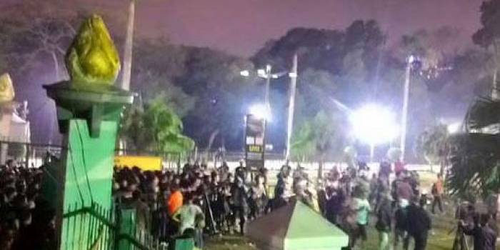 Ratusan penonton berjubel berusaha masuk ke dalam Stadion GBK. (foto: detik)