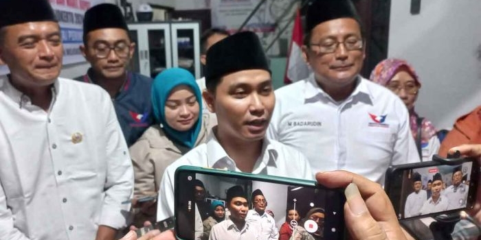 mantapkan-langkah-menuju-kemenangan-di-pilbup-mojokerto-2024-gus-barra-serahkan-formulir-ke-perindo