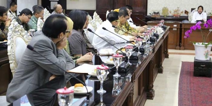 Wali Kota Risma saat memimpin rapat jajaran Badan Usaha Milik Daerah (BUMD) Kota Surabaya di ruang sidang Wali Kota Surabaya, Senin (10/6). foto: ist