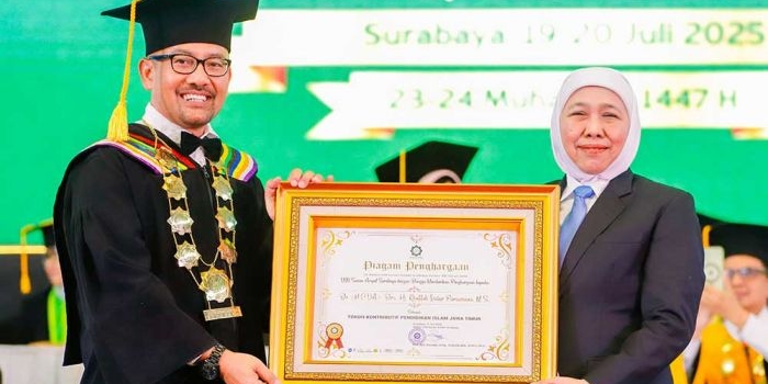 gubernur-khofifah-raih-penghargaan-tokoh-kontributif-pendidikan-islam-jawa-timur-dari-uinsa