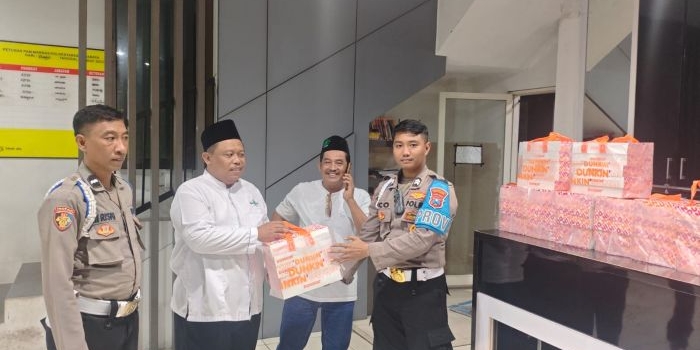 pcnu-surabaya-dan-yayasan-indonesia-sejahtera-barokah-bagikan-1008-donat-pascademo