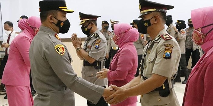 Kapolres Jombang, AKBP Moh Nurhidayat, saat memimpin giat serah terima jabatan.
