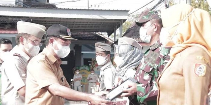 Kepala BPN Jember Sugeng Mulyo Santoso menyerahkan sertifikat kepada anggota TNI.