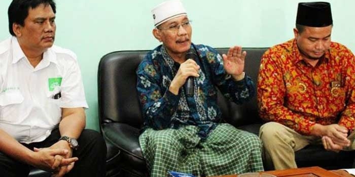 Ali Azhara (kanan) saat masih aktif sebagai ketua umum PKPN bersama Choirul Anam (tengah, pegang mik) saat jumpa pers di kantor PKPN Astranawa Gayungsari Surabaya. foto: istimewa
