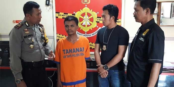 Tersangka diamankan di Mapolsek Sedati.