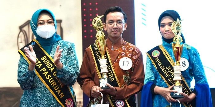 Bunda Genre Kota Pasuruan, Dr. Hj. Fatma Saifullah Yusuf bersama para pemenang Duta Genre.