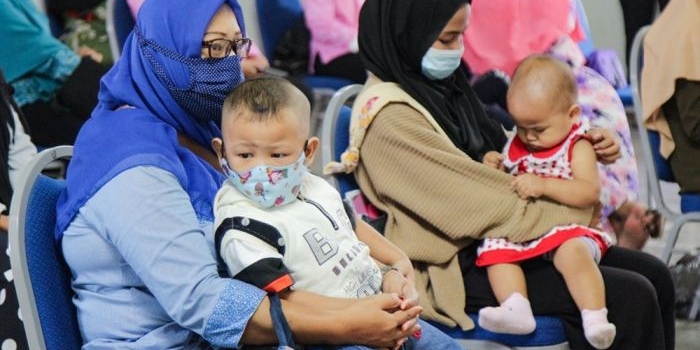 Sejumlah ibu bersama balitanya saat mengikuti acara pemberian makanan tambahan berbahan ikan untuk 1.000 balita di Kelurahan Semampir, Kecamatan Kota, Kota Kediri, Senin (11/10). Foto: Ist