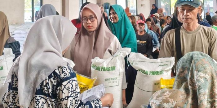 Penyaluran bantuan pangan di wilayah Kecamatan Ngasem, Kabupaten Kediri. Foto: Ist