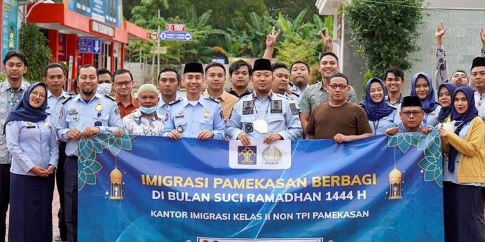 imigrasi-pamekasan-berbagi-takjil-untuk-masyarakat-saat-ramadhan-2023
