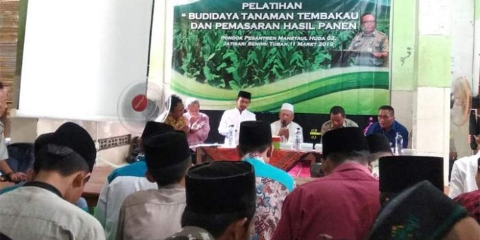 Suasana pelatihan budidaya tembakau dan pemasaran hasil panen di Ponpes Mansyaul Huda Dua, Tuban.