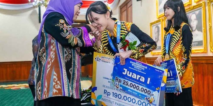 jatim-kembali-raih-juara-di-lomba-lks-dikmen-xxxiii-2025-khofifah-beri-bonus-untuk-guru-dan-peserta