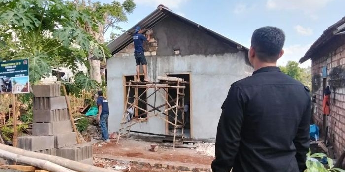 WBP Lapas Tuban saat mengikuti program bedah rumah milik warga kurang mampu dalam kegiatan TMMD ke-128.