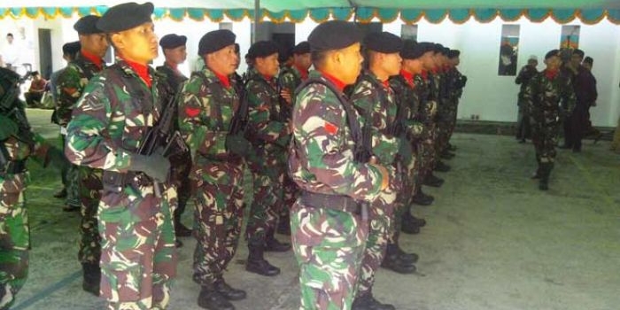 Tentara yang disiapkan untuk pengamanan dan upacara penghormatan terakhir KH Hasyim Muzadi. foto: tuhu/ BANGSAONLINE