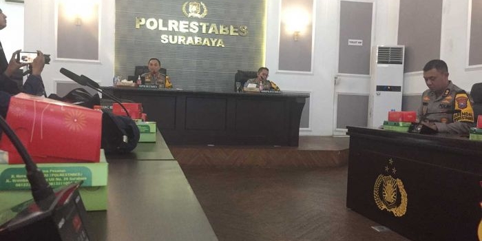 Kapolrestabes Surabaya, Kombes Pol Pasma Royce saat paparkan angka kriminalitas di Kota Surabaya meningkat pada tahun 2023, daripada tahun lalu di mapolres setempat, Jumat (29/12/2023).