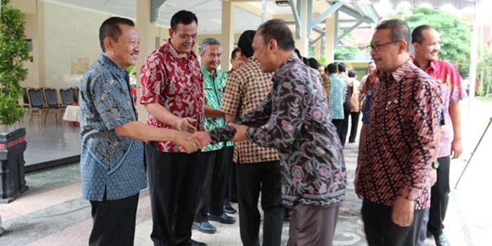 Sekda Kabupaten Kediri Supoyo saat bersalaman dengan sejumlah ASN di Kabupaten Kediri.