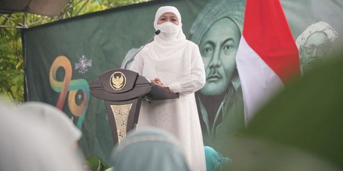 Gubernur Jatim, Khofifah Indar Parawansa, saat menghadiri peringatan Isra Mikraj di Bangkalan.