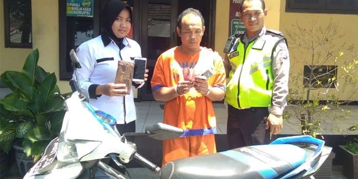 Pelaku beserta barang bukti diamankan di Mapolsek Balongbendo.