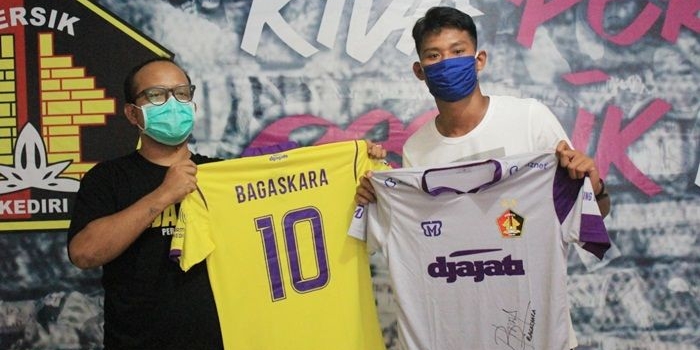 Serah terima jersey match worn dan warming up dilakukan di Mes Persik, Jl PK Bangsa, Kota Kediri. foto: ist