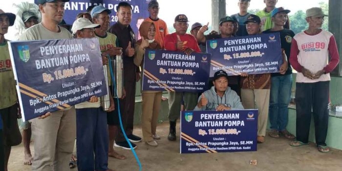 Poktan di Kecamatan Banyakan saat menerima bantuan dari Anggota Fraksi NasDem DPRD Kabupaten Kediri, Antox Prapungka Jaya. Foto: Ist