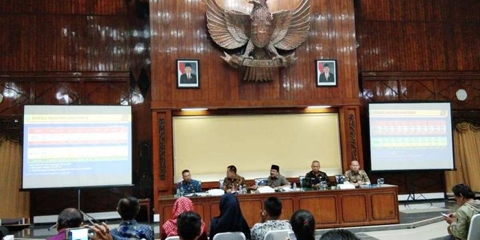 Pakde Karwo saat Jumpa Pers terkait Hari Jadi Provinsi ke-73 Prov Jatim di Ruang Bhinaloka Kantor Gubernur Jl. Pahlawan No. 110 Surabaya, Kamis (11/10) sore. Foto: YUDI A/BANGSAONLINE