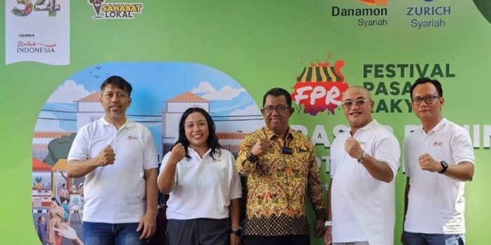 Kepala Disperdagin Kota Kediri, Wahyu Kusuma (baju batik), bersama jajaran dari Bank Danamon Group. Foto: Ist