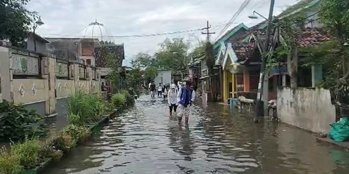 banjir-pasuruan-3-hari-tak-surut-aktivitas-warga-kedungringin-pasuruan-lumpuh