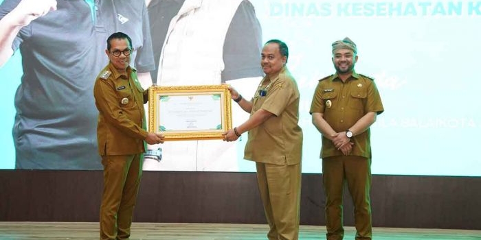 wali-kota-batu-serahkan-piagam-apresiasi-untuk-dukungan-tim-kesehatan-di-porprov-ix-jatim-2025