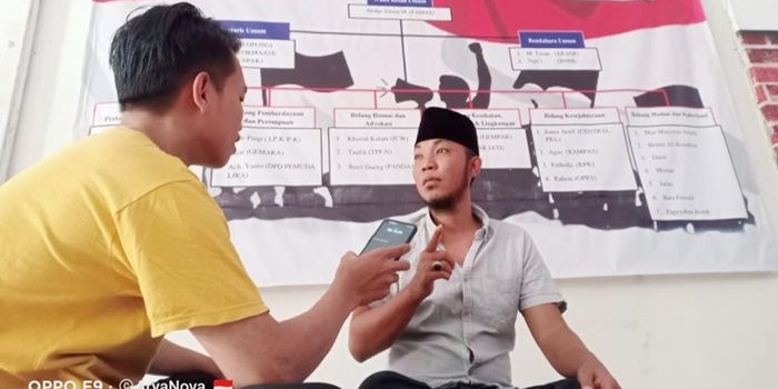 Zaini Wer Wer saat dikonfirmasi di Kantor NGO Jalan Jokotole, Pamekasan.