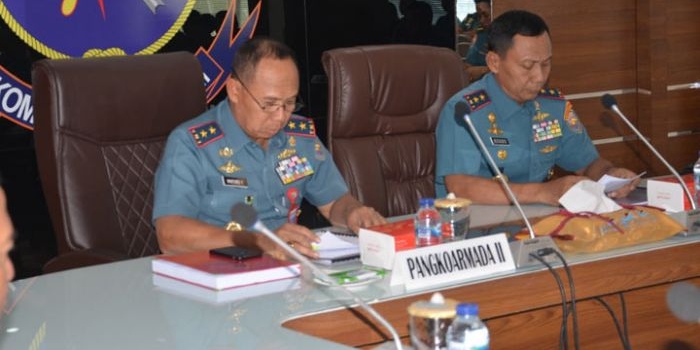 Panglima Komando Armada II dari Laksamana Muda TNI Mintoro Yulianto saat pembacaan memorandum.