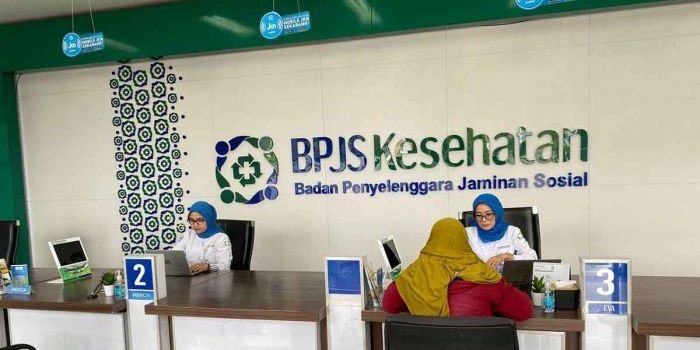 Petugas Kantor BPJS Kesehatan Cabang Kediri saat melayani peserta JKN. Foto: Ist
