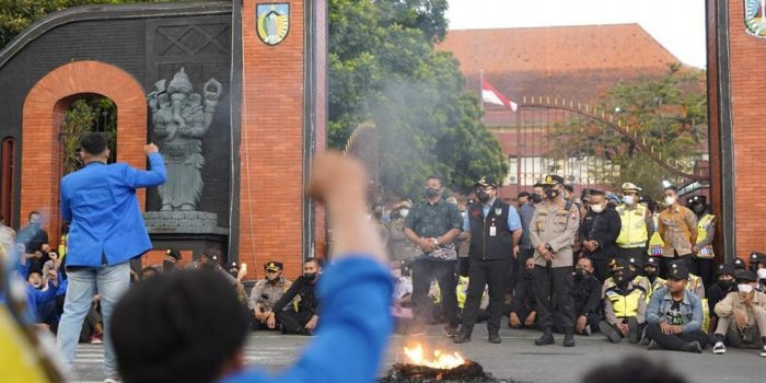Bupati Hanindhito Himawan Pramana, Ketua DPRD Dodi Purwanto, dan Kapolres AKBP Agung Setyo Nugroho saat menemui para pendemo di depan kantor DPRD Kabupaten Kediri. (Foto: Ist..
