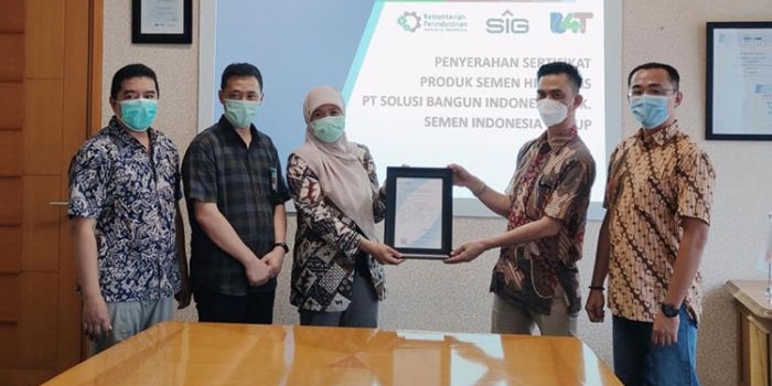 Penyerahan sertifikat Semen Hidraulis oleh Lembaga Sertifikasi Produk B4T kepada SIG. (foto: ist)